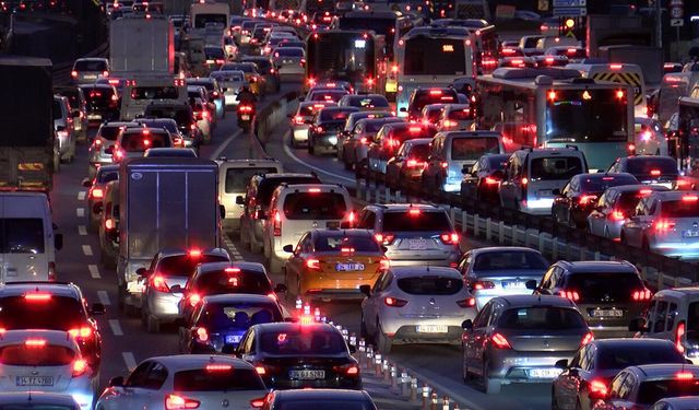 Tatilcilerin dönüş yolculuğu başladı: 43 ilin geçiş noktasında trafik yoğunluğu arttı