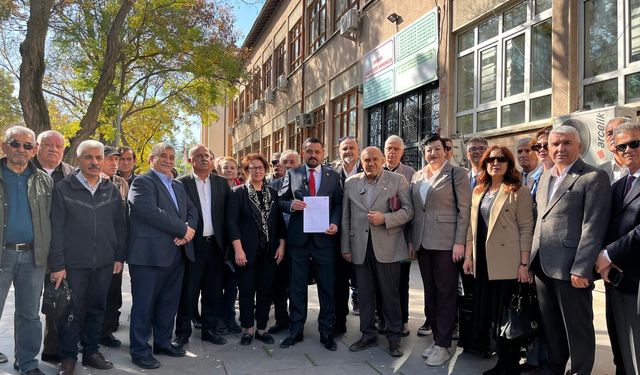 İYİ Parti Eskişehir İl Başkanı Serdar Ulucan mazbatasını aldı