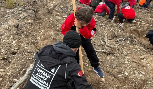 Tepebaşı Belediyesi Arama Kurtarma Ekibi Milli Ağaçlandırma Günü'nde fidan dikti