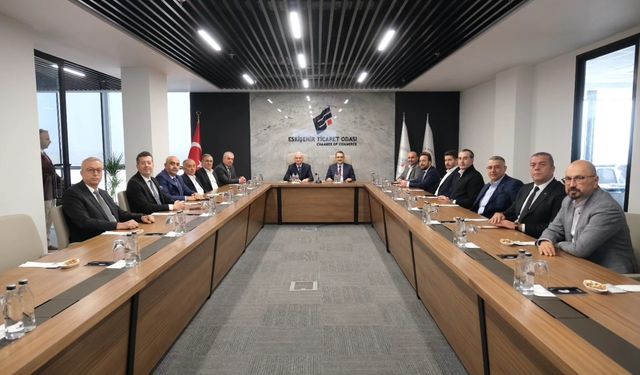 AK Parti heyeti ve Metin Güler Eskişehir Ticaret Odası'nın yeni binasında bir araya geldi