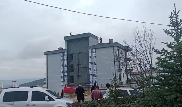 Bilecik'te çatıya çıkan işçi canına kıymaya kalkıştı!