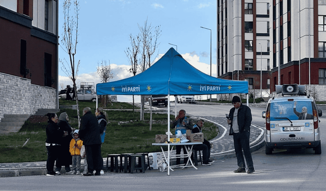 İYİ Parti Eskişehir teşkilatı Odunpazarı'nda vatandaşlarla bir araya geldi