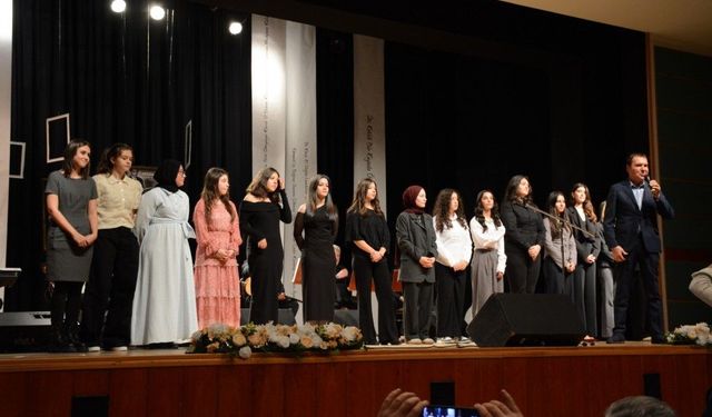 Eskişehir'de liseli gençler Anadolu’nun Ezgilerini sahneye taşıdı