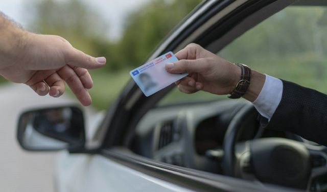 Ehliyet sahiplerine kritik yaş şartı kararı geldi