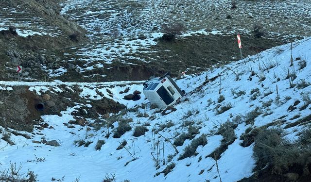 Emirdağ'da iki kişi ölümle burun buruna geldi: Araç uçurumdan yuvarlandı