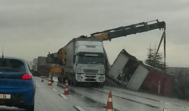 Ankara-Eskişehir yolunda kaza: Tır yol kenarına devrildi