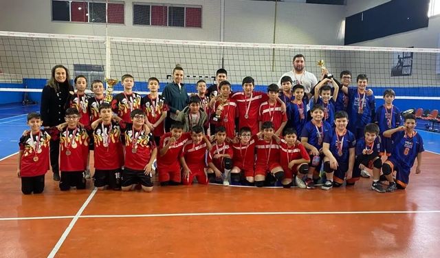 Voleybol Küçük Erkek Müsabakalarında şampiyon belli oldu
