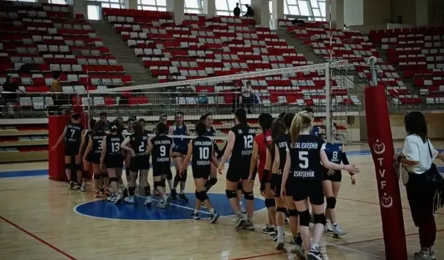 Voleybol Küçük Kız yarı final müsabakaları tamamlandı: Finale kalan okullar
