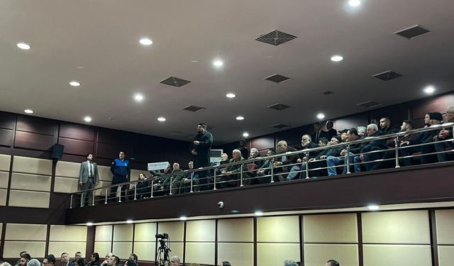 Büyükşehir Meclisi’nde gerginlik: Yeşiltepe mahalle sakinleri isyan etti