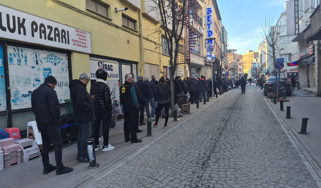 Eskişehir'de fırınların önünde metrelerce pide kuyruğu oluştu