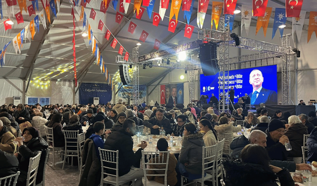 Eskişehir'de yüzlerce vatandaş Dede Korkut Parkı'nda dualarla orucunu açtı