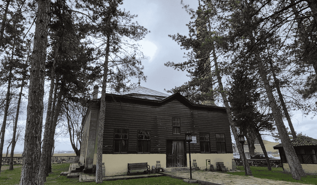 Eskişehir'de 129 yıllık cami kaderine terk edildi