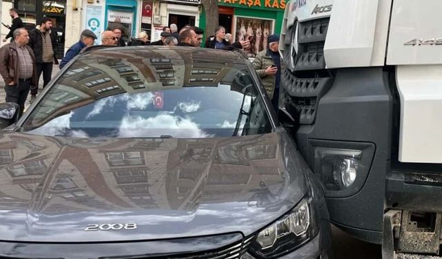 Eskişehir'de faciadan dönüldü: Kamyon otomobili sürükledi