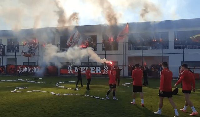 Eskişehirspor taraftarı rövanş maçı öncesi takıma moral verdi