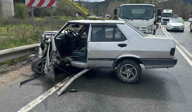 Bilecik'te zincirleme trafik kazası! Otomobil paramparça oldu: 4 kişi yaralandı