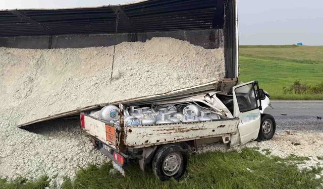 Kum yüklü tır, kamyonun üzerine devrildi: Ezilen sürücü hayatını kaybetti