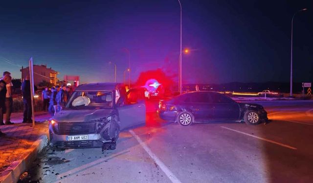 İki otomobil çarpıştı: Yaralılar var