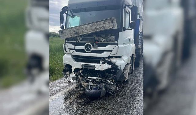 Evli çifti ölüm ayırdı: Tırın altına giren motosiklette can verdi