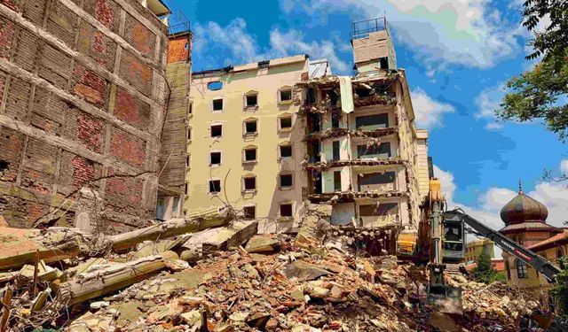 Otel yıkımında korku dolu anlar: Zarar gören iş yerleri kapatıldı