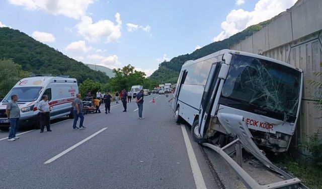 Midibüs tıra çarptı, 6 kişi yaralandı