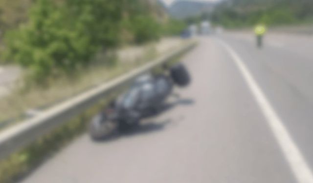 Motosiklet bariyerlere ok gibi saplandı: 40 yaşındaki kadın hayatını kaybetti