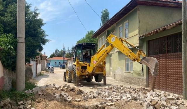 İnönü’de bozulan sokak yolları kilit taşı döşeme ile yenileniyor