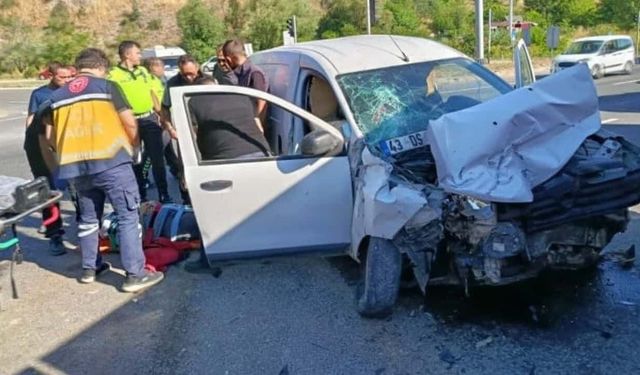 İşçi servisi ile otomobil çarpıştı: Yaralılar var