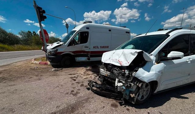 Ambulans ile hafif ticari araç çarpıştı: 7 yaralı!