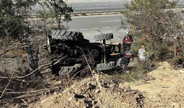 Odun yüklerken traktörün altında kaldı