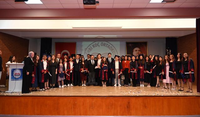 İnönü Vehbi Koç Ortaokulu mezuniyet töreninde öğrenciler kep attı
