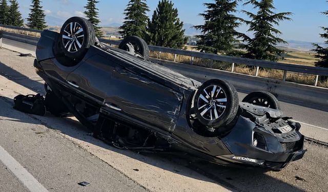 Kontrolden çıkan otomobil refüje devrildi: 5'i çocuk 8 yaralı