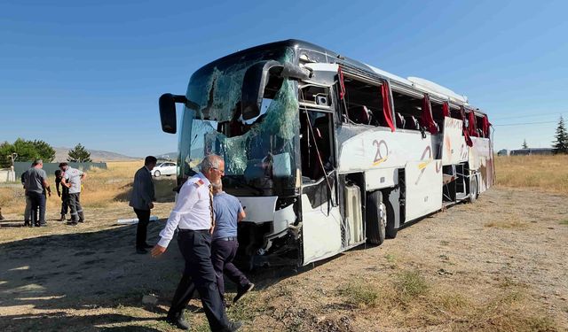 Kütahya-Afyonkarahisar yolunda yolcu otobüsü devrildi: 31 yaralı