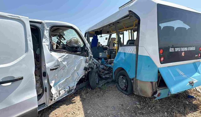 Halk otobüsü ve panelvan çarpıştı: 1 ölü 11 yaralı