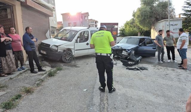 Eskişehir'de çocuk parkının hemen yanında kaza: Yol savaş alanına döndü