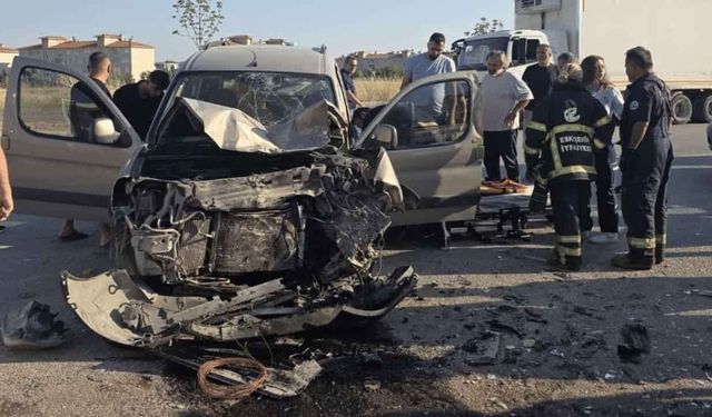 Eskişehir'de feci kaza: Kamyonet ile hafif ticari araç kafa kafaya çarpıştı