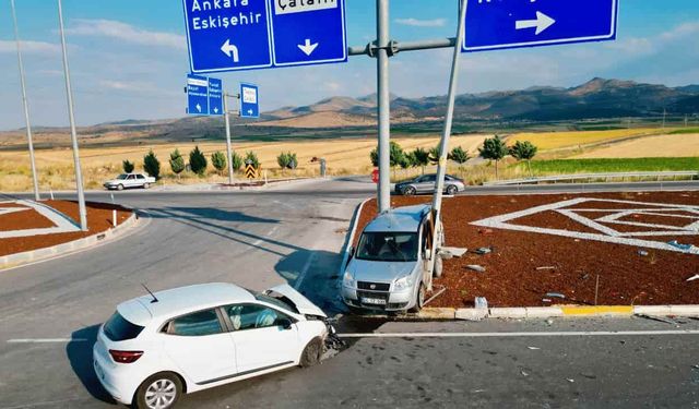 Hafif ticari araç otomobille çarpıştı: Çok sayıda yaralı var