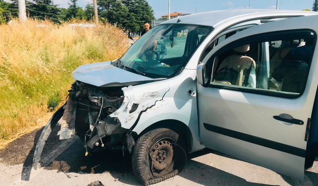 İki otomobil kafa kafaya çarpıştı: 4 kişi yaralandı