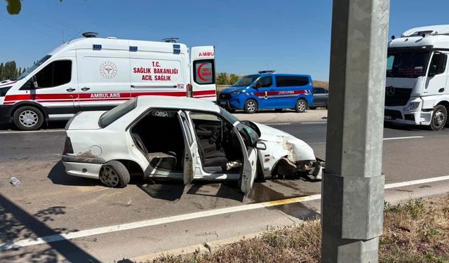 Otomobilin tekerlekleri koptu! Bariyerlere çarpan araçta 3'ü çocuk 6 kişi yaralandı