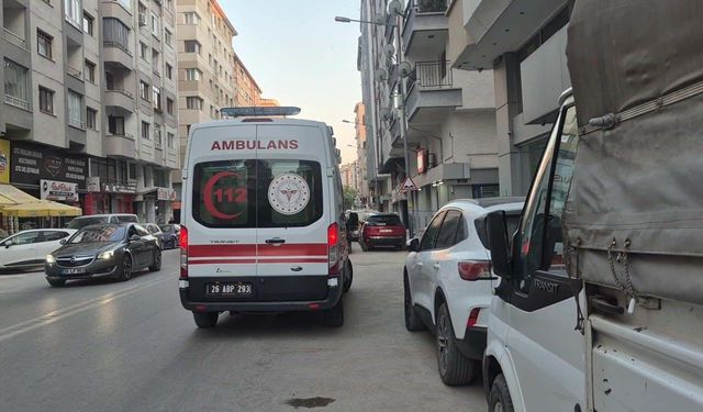 Cadde ortasında yere yığıldı: Eskişehir'de kolonya içen şahıs hastanelik oldu