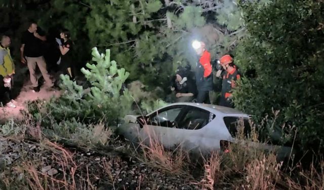 Otomobil ve motosiklet çarpıştı ardından 10 metrelik uçuruma yuvarlandı