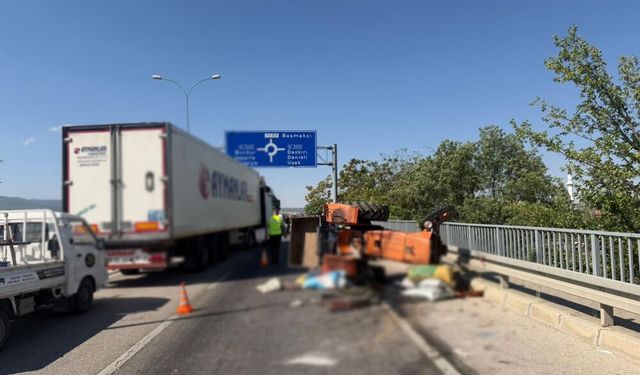 Otomobilin çarptığı traktör devrildi: Sürücü hayatını kaybetti