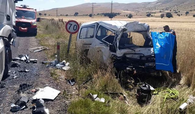 Tır ile minibüs çarpıştı: Minibüs şoförü feci şekilde hayatını kaybetti