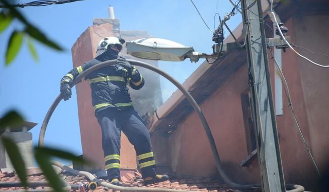 Yangın söndürme çalışması kabusa döndü! İtfaiyeci çatıdan düştü