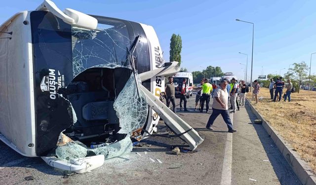 Kontrolden çıkan yolcu otobüsü devrildi: 22 yaralı