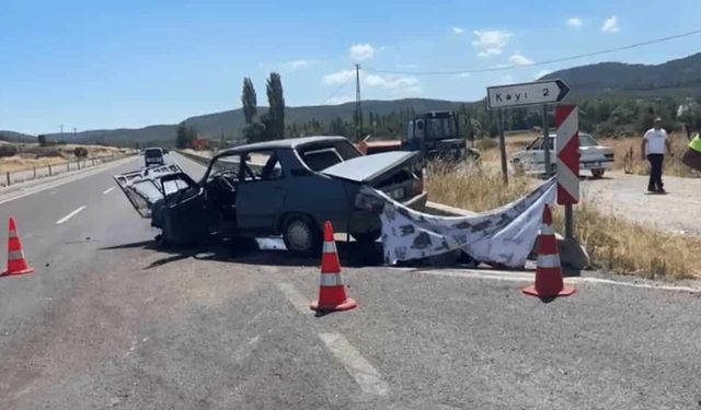 İki otomobil çarpıştı: Ölü ve yaralılar var
