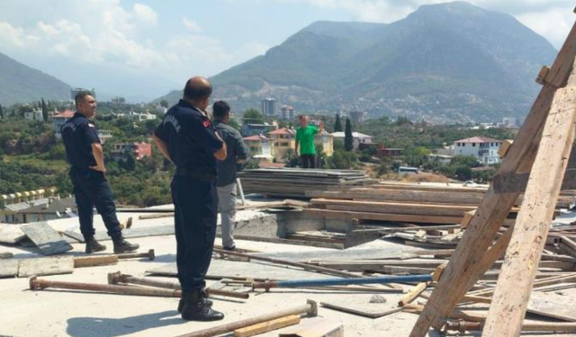 Eşini ve kayınvalidesini bıçakladı, canlı yayında canına kıymaya kalktı