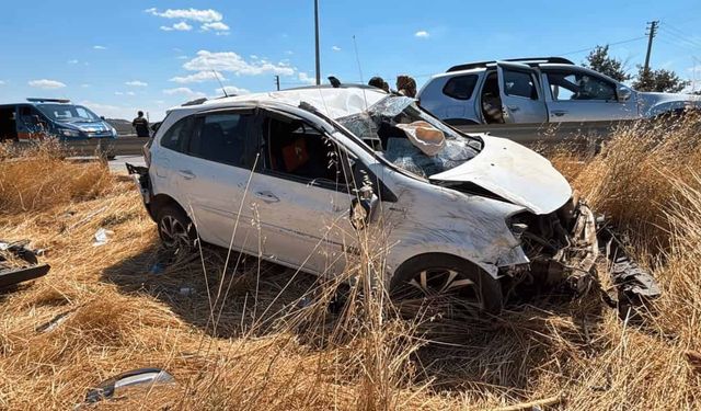 Otomobil bariyerlere çarparak takla attı: Aynı aileden 4 yaralı