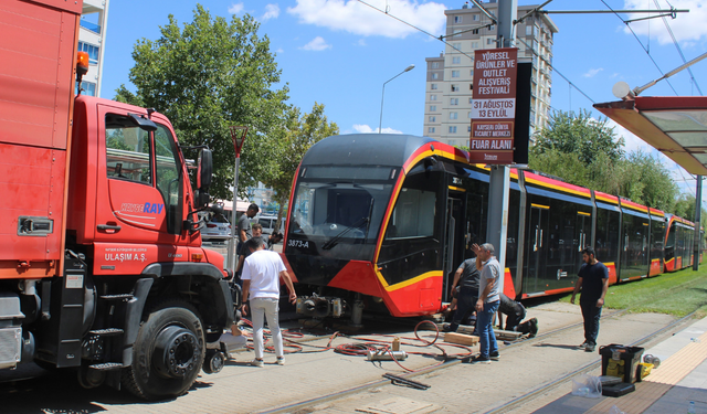 Tramvayın çarptığı kadın hayatını kaybetti