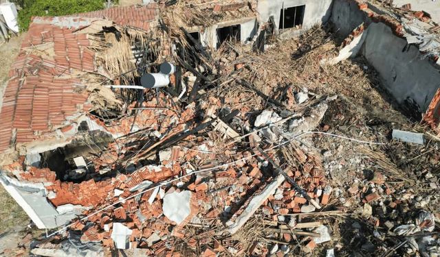 Yaşlı çiftin evi, torunlarının çeyiziyle birlikte kül oldu