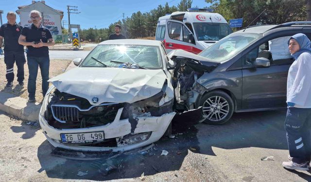 Eskişehir'de 2 araç kafa kafaya çarpıştı: 3'ü çocuk 7 yaralı